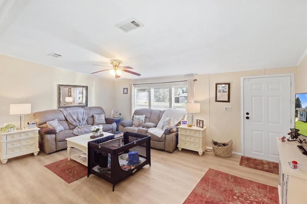 For Sale: $165,000 (3 beds, 2 baths, 1296 Square Feet)