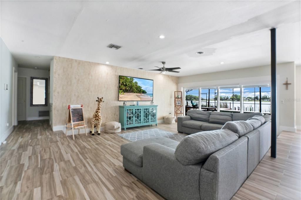 En Venta: $799,999 (4 camas, 3 baños, 2310 Pies cuadrados)