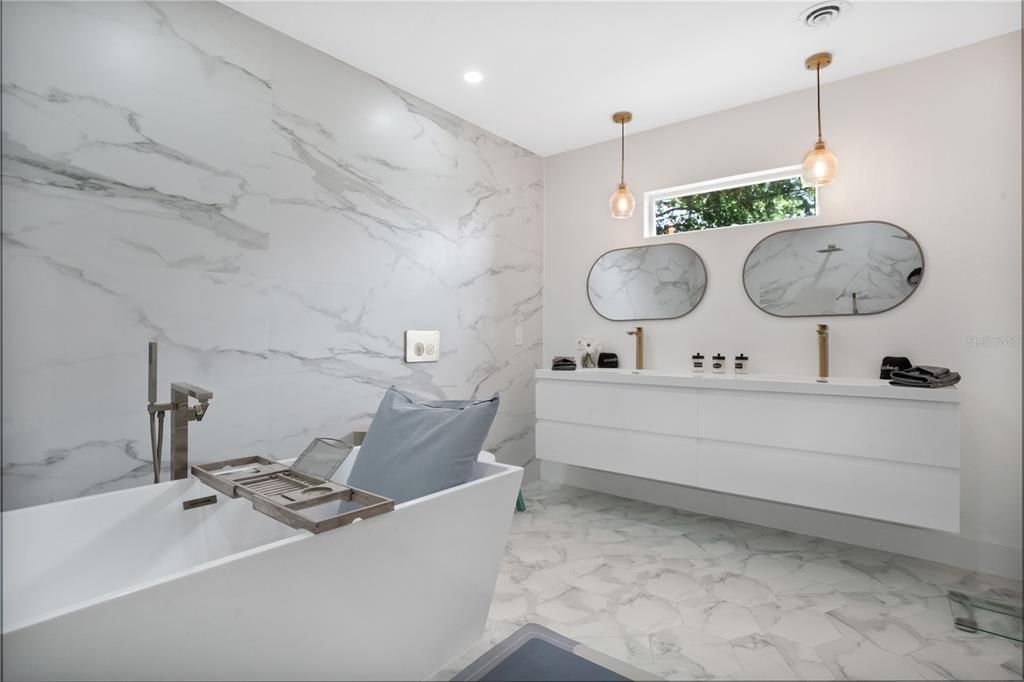En Venta: $799,999 (4 camas, 3 baños, 2310 Pies cuadrados)
