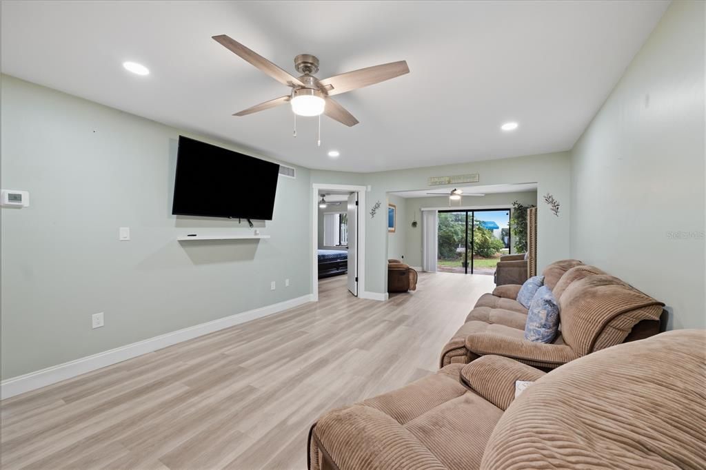 For Sale: $324,900 (2 beds, 2 baths, 1200 Square Feet)
