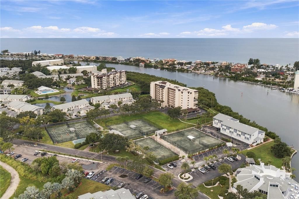 For Sale: $324,900 (2 beds, 2 baths, 1200 Square Feet)