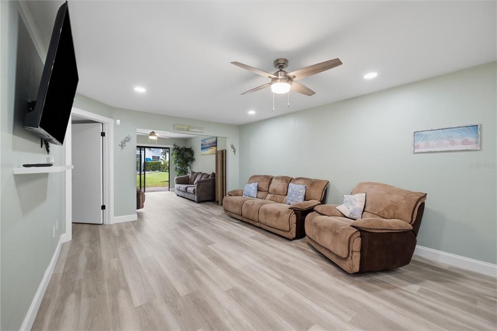 For Sale: $324,900 (2 beds, 2 baths, 1200 Square Feet)