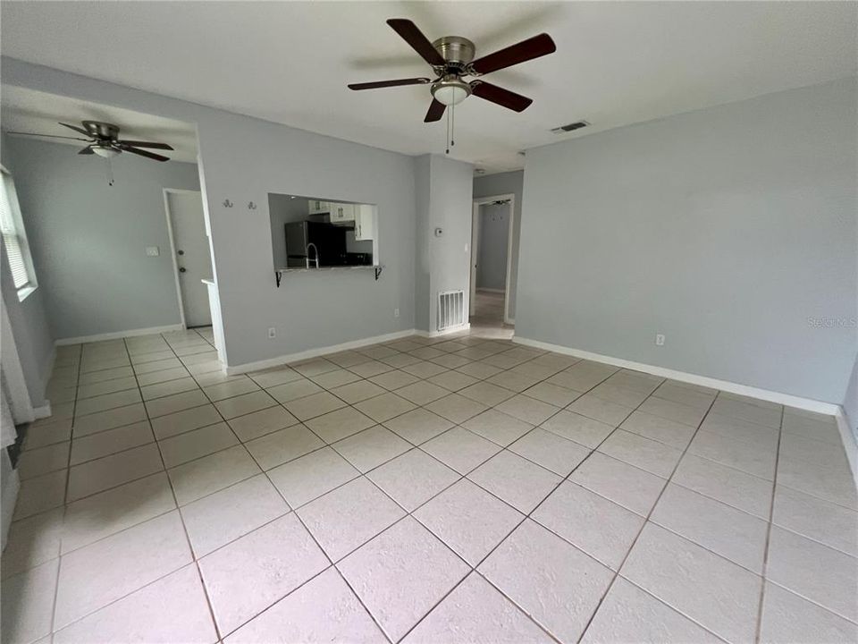 For Rent: $1,400 (3 beds, 1 baths, 828 Square Feet)