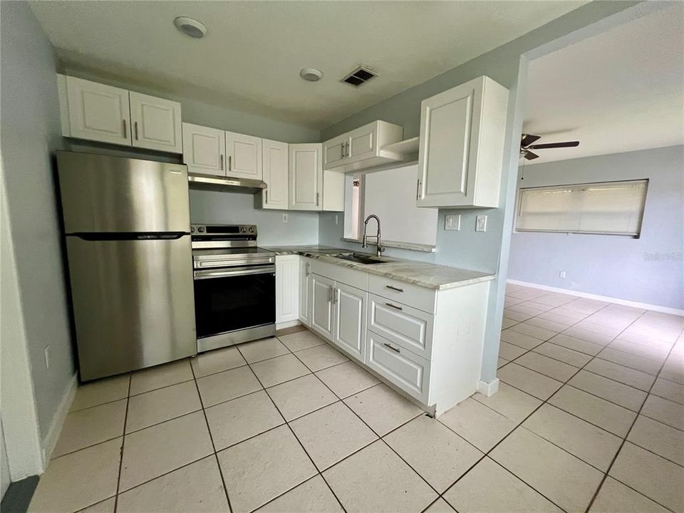 For Rent: $1,400 (3 beds, 1 baths, 828 Square Feet)