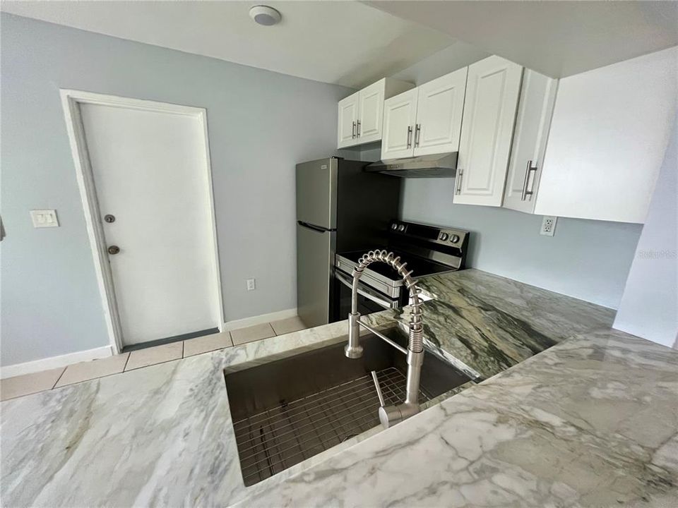For Rent: $1,400 (3 beds, 1 baths, 828 Square Feet)