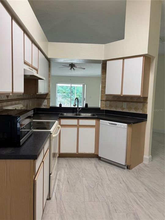En Renta: $2,395 (4 camas, 2 baños, 1507 Pies cuadrados)