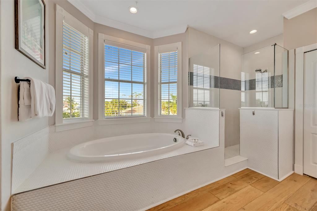 : $2,349,000 (4 camas, 3 baños, 2524 Pies cuadrados)
