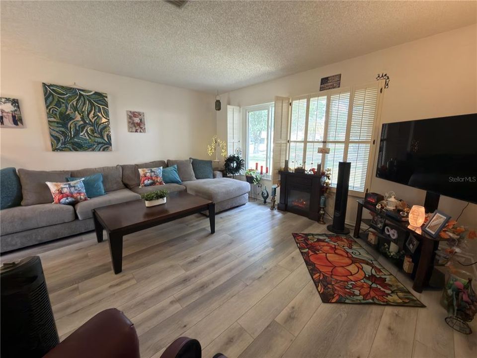 : $400,000 (2 beds, 2 baths, 1376 Square Feet)