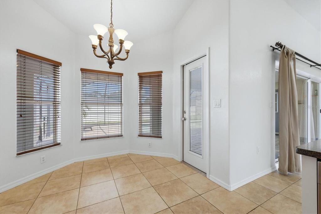 En Venta: $525,000 (4 camas, 2 baños, 1993 Pies cuadrados)