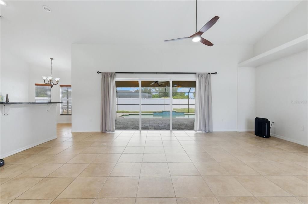 En Venta: $525,000 (4 camas, 2 baños, 1993 Pies cuadrados)