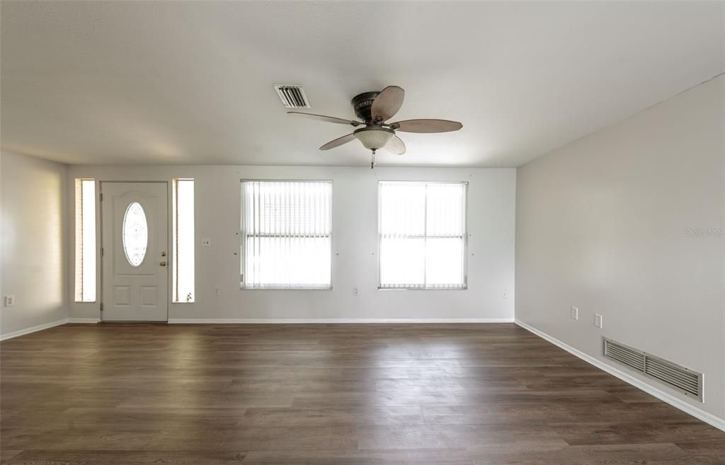 待售: $199,900 (2 贝兹, 2 浴室, 1212 平方英尺)
