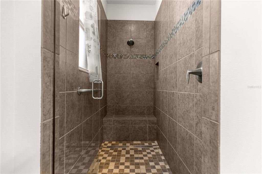 En Venta: $549,900 (3 camas, 3 baños, 2814 Pies cuadrados)