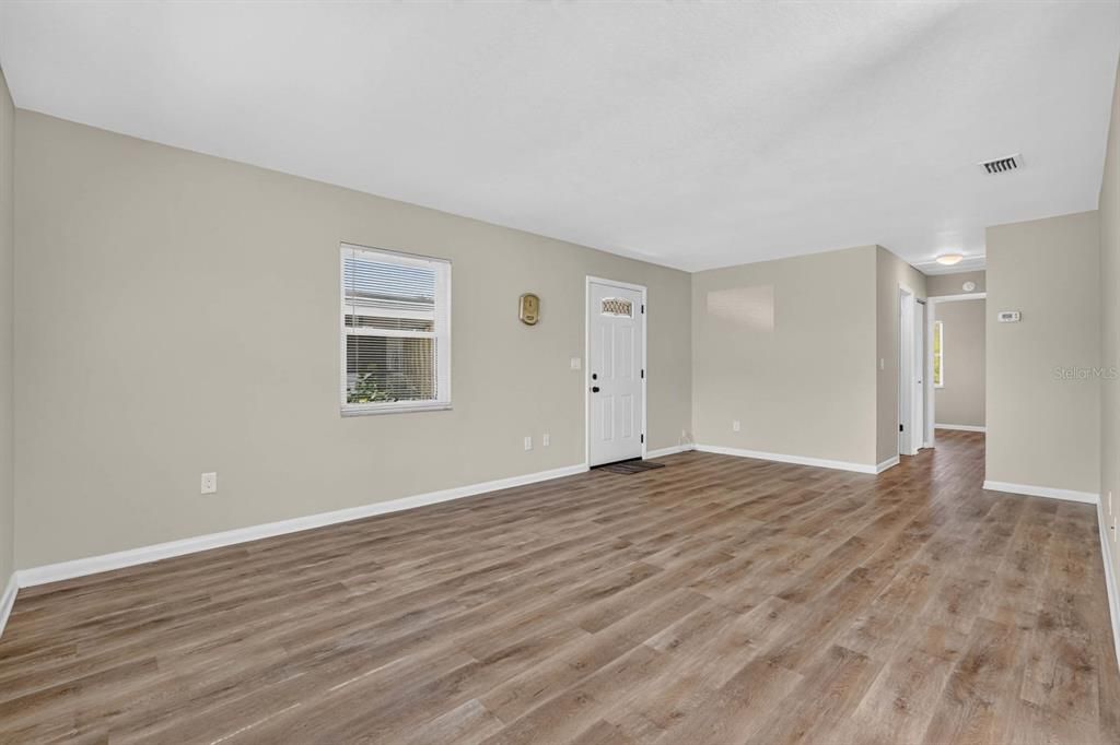 For Sale: $284,000 (2 beds, 1 baths, 880 Square Feet)