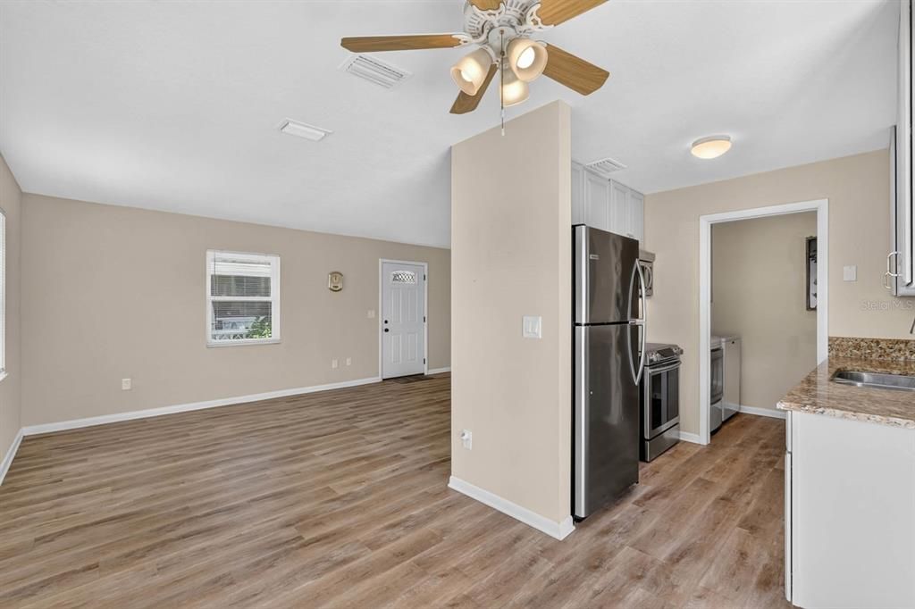 For Sale: $284,000 (2 beds, 1 baths, 880 Square Feet)