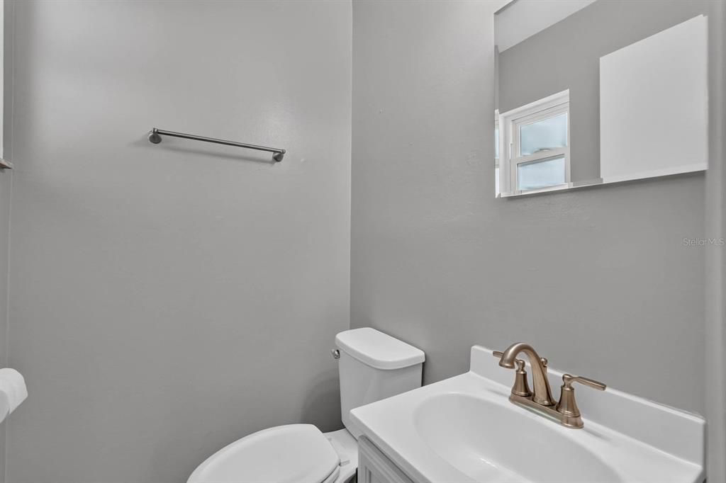For Sale: $284,000 (2 beds, 1 baths, 880 Square Feet)
