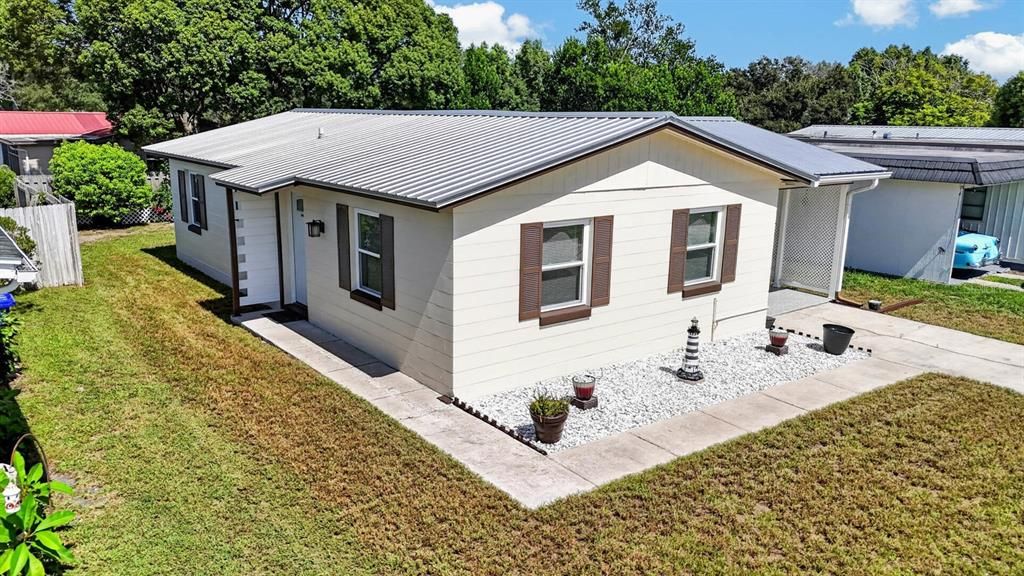 For Sale: $284,000 (2 beds, 1 baths, 880 Square Feet)