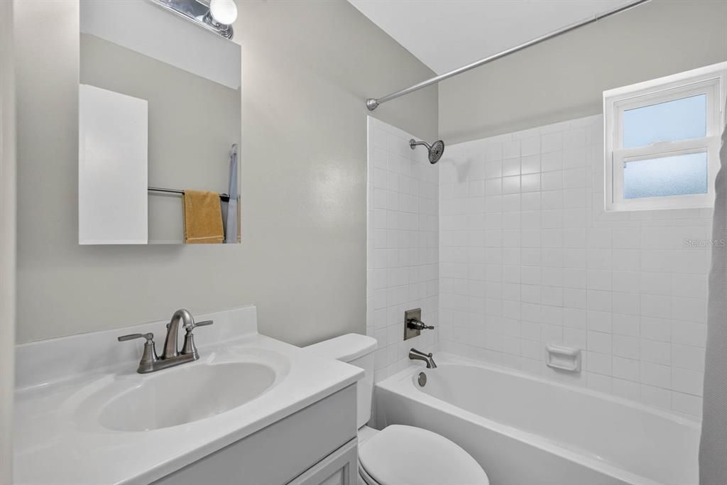 For Sale: $284,000 (2 beds, 1 baths, 880 Square Feet)