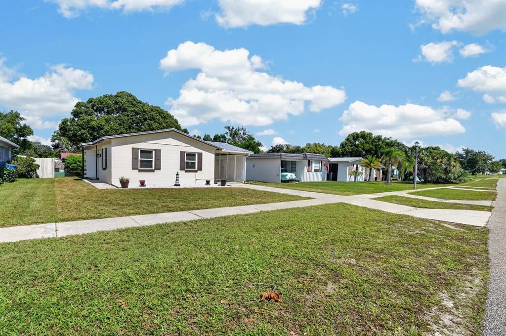 For Sale: $284,000 (2 beds, 1 baths, 880 Square Feet)