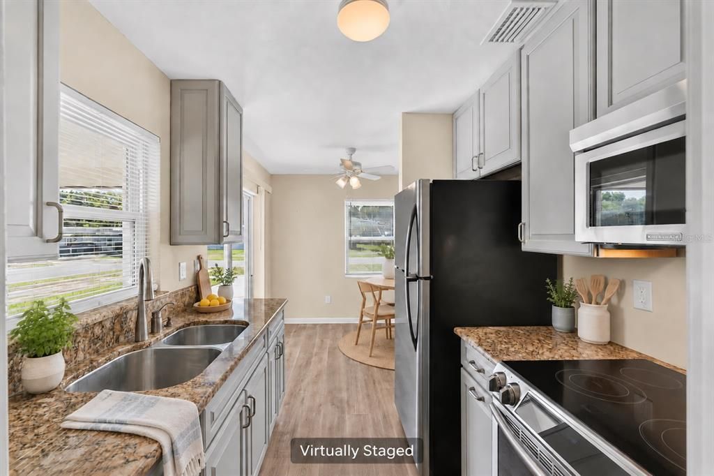 For Sale: $284,000 (2 beds, 1 baths, 880 Square Feet)