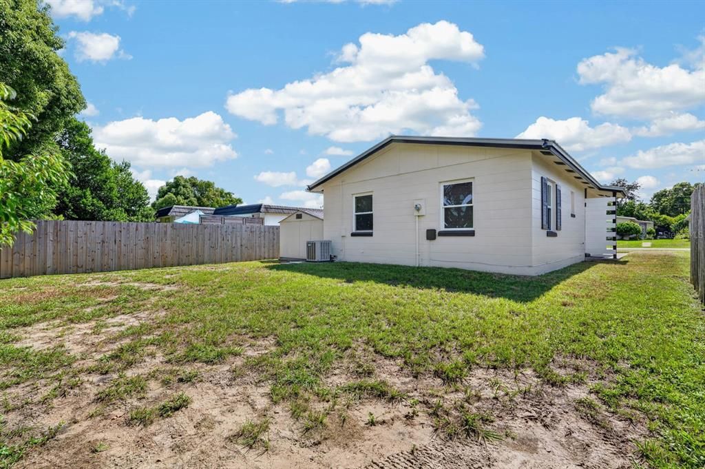 For Sale: $284,000 (2 beds, 1 baths, 880 Square Feet)