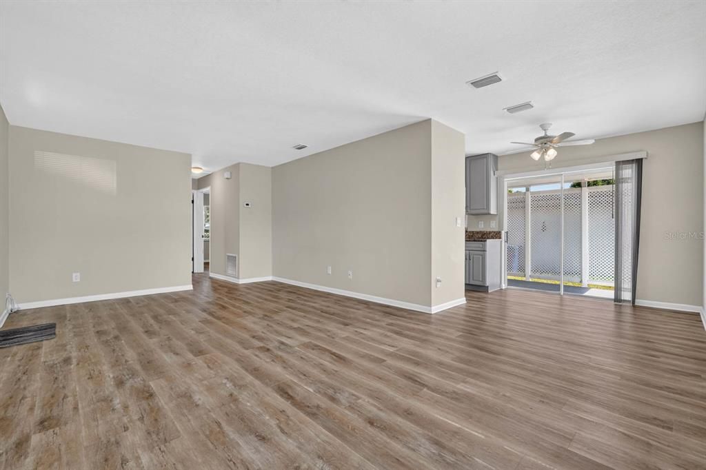For Sale: $284,000 (2 beds, 1 baths, 880 Square Feet)
