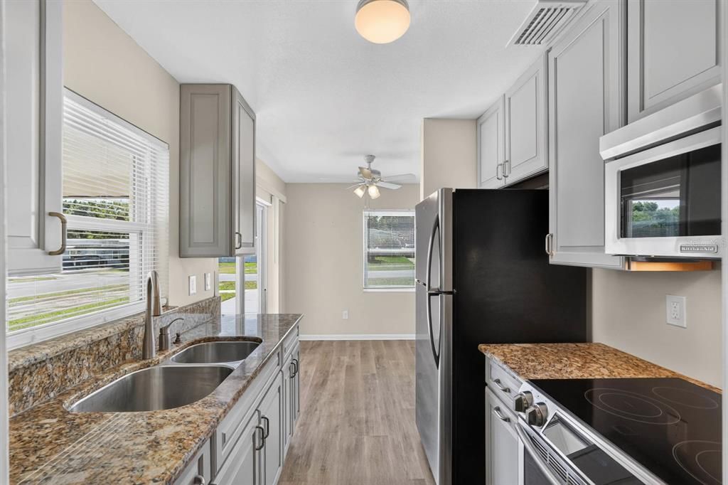 For Sale: $284,000 (2 beds, 1 baths, 880 Square Feet)