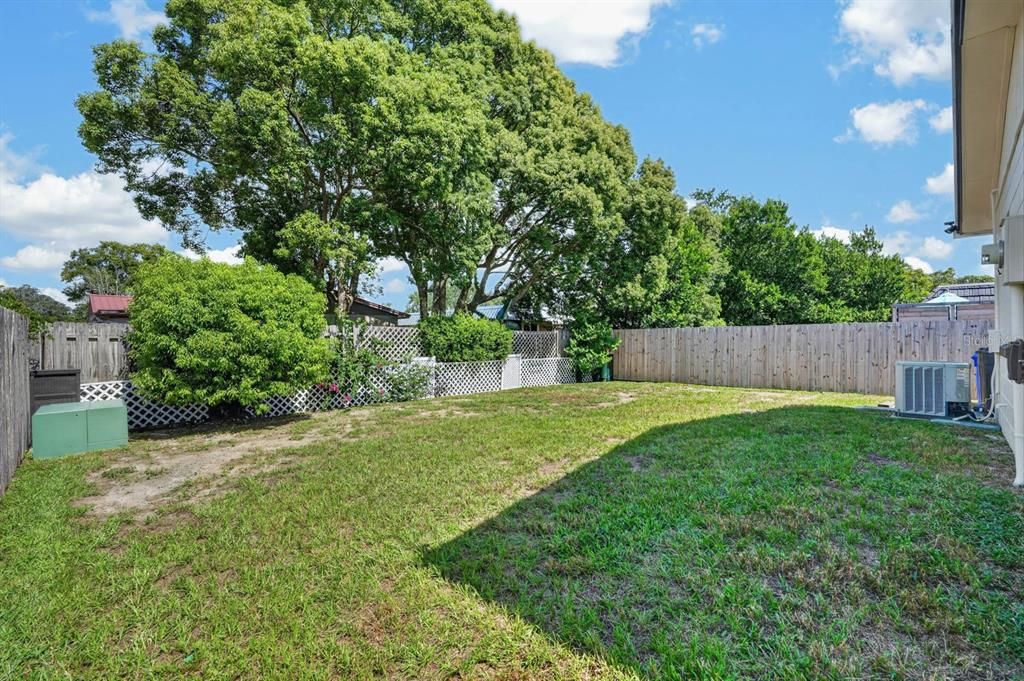 For Sale: $284,000 (2 beds, 1 baths, 880 Square Feet)