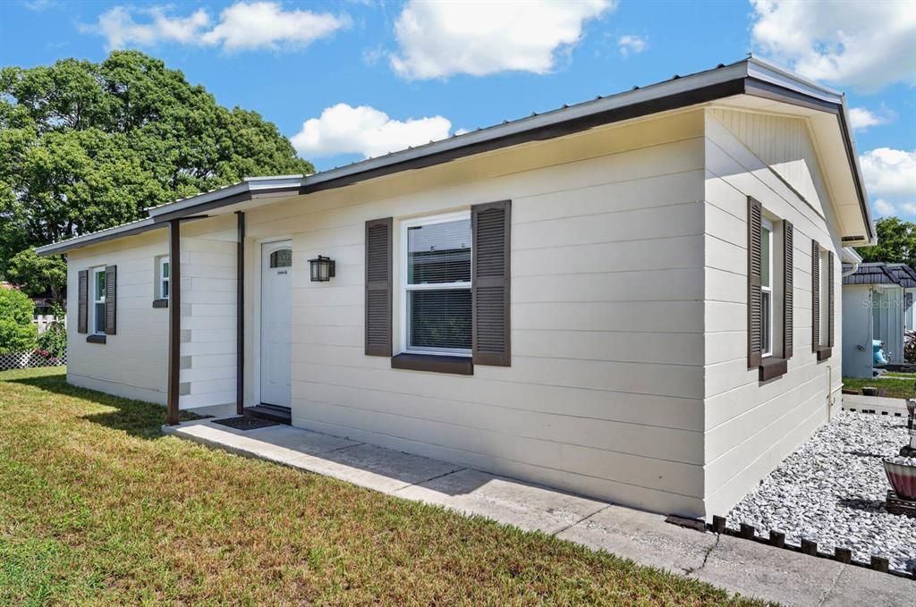 For Sale: $284,000 (2 beds, 1 baths, 880 Square Feet)