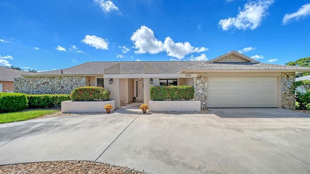 Active With Contract: $674,900 (3 beds, 3 baths, 2403 Square Feet)