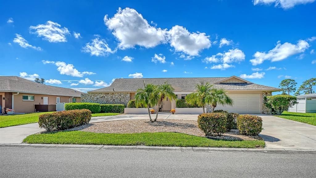 Active With Contract: $674,900 (3 beds, 3 baths, 2403 Square Feet)