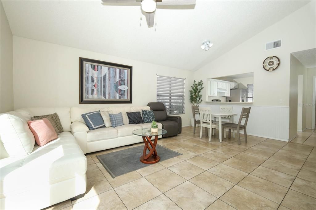 En Venta: $295,000 (3 camas, 2 baños, 1270 Pies cuadrados)
