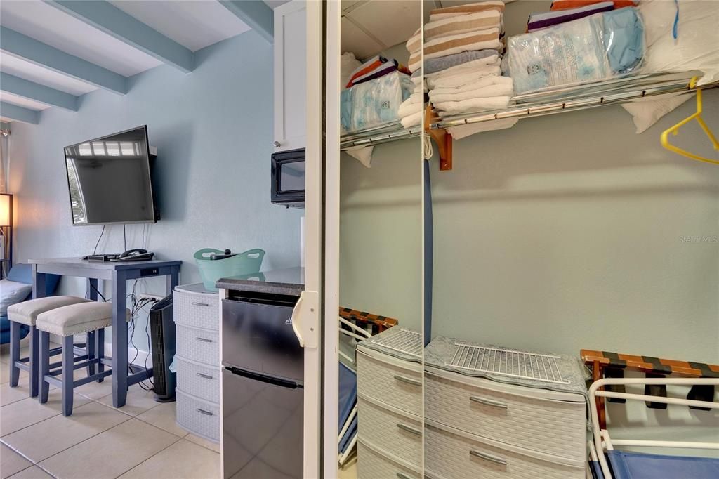 For Sale: $135,000 (1 beds, 1 baths, 308 Square Feet)