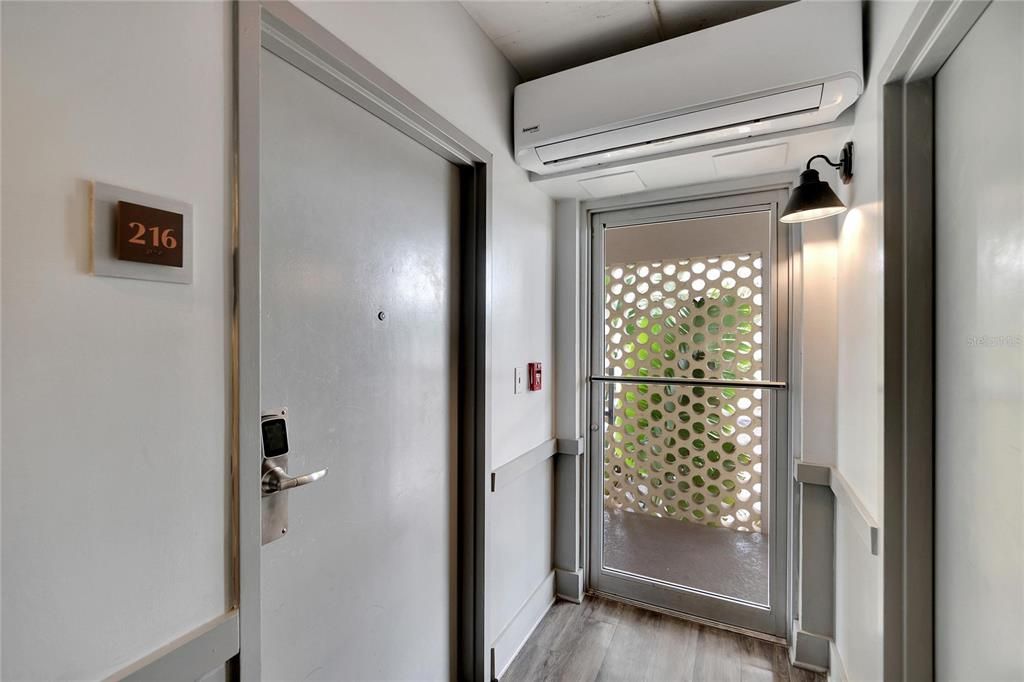 For Sale: $135,000 (1 beds, 1 baths, 308 Square Feet)