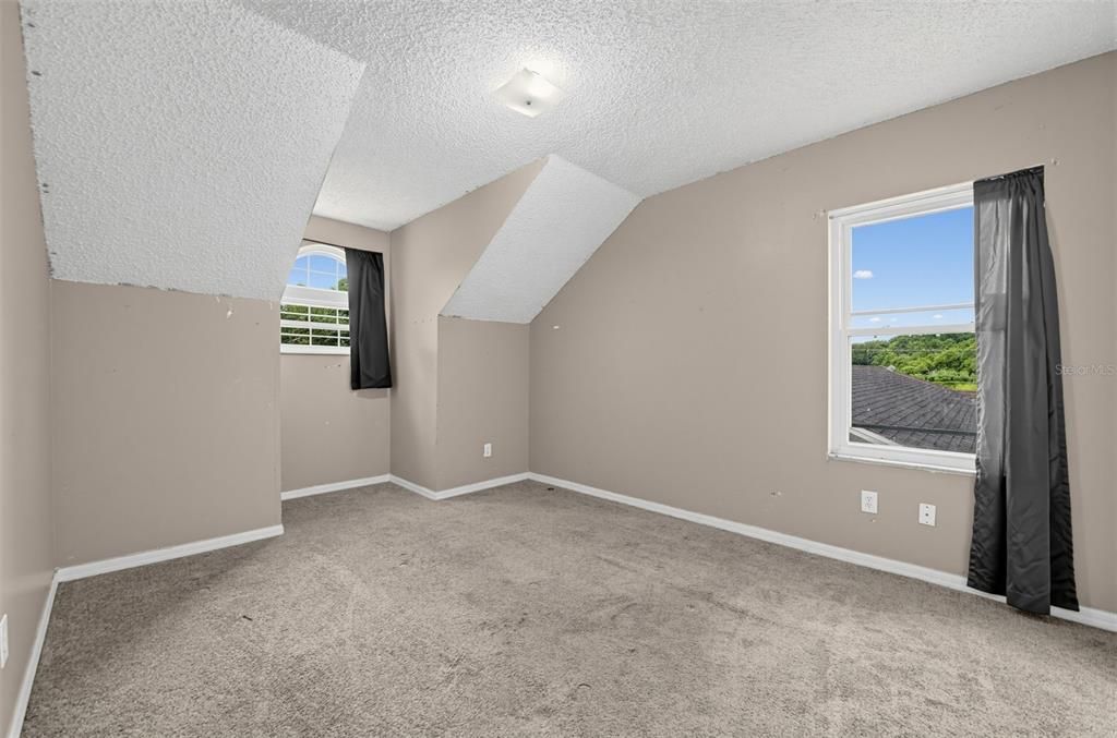 For Sale: $299,900 (4 beds, 2 baths, 1359 Square Feet)