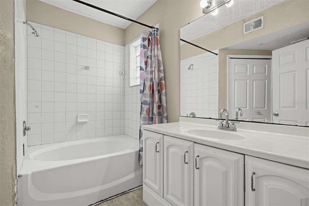 For Sale: $299,900 (4 beds, 2 baths, 1359 Square Feet)