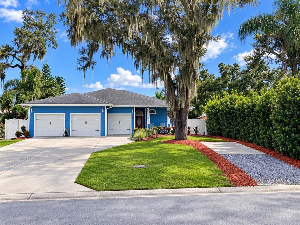 For Sale: $574,900 (3 beds, 2 baths, 1833 Square Feet)