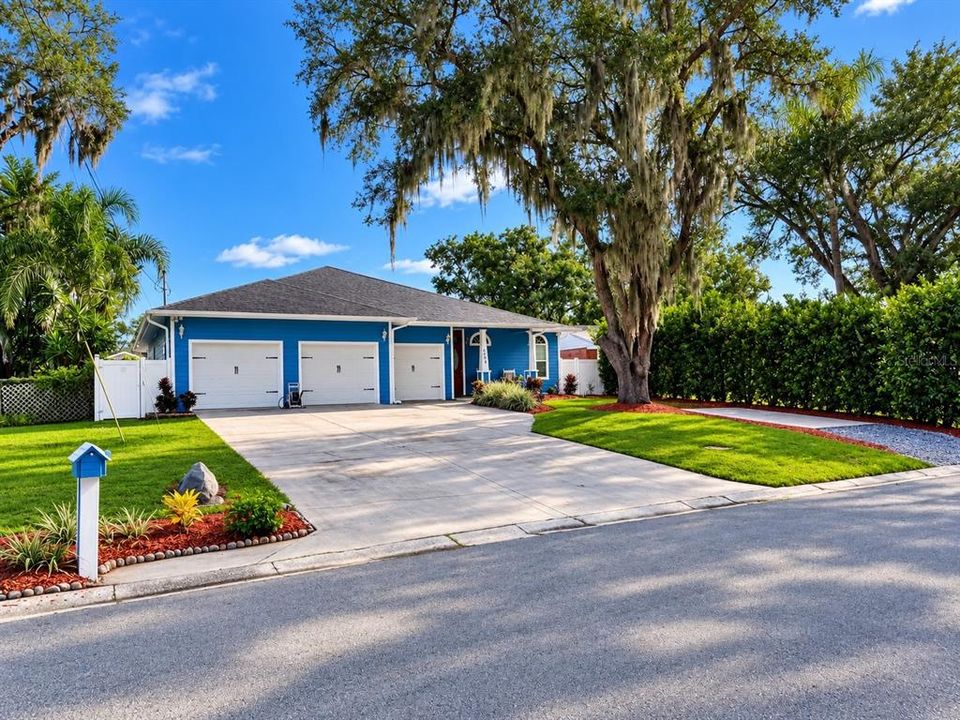 For Sale: $574,900 (3 beds, 2 baths, 1833 Square Feet)