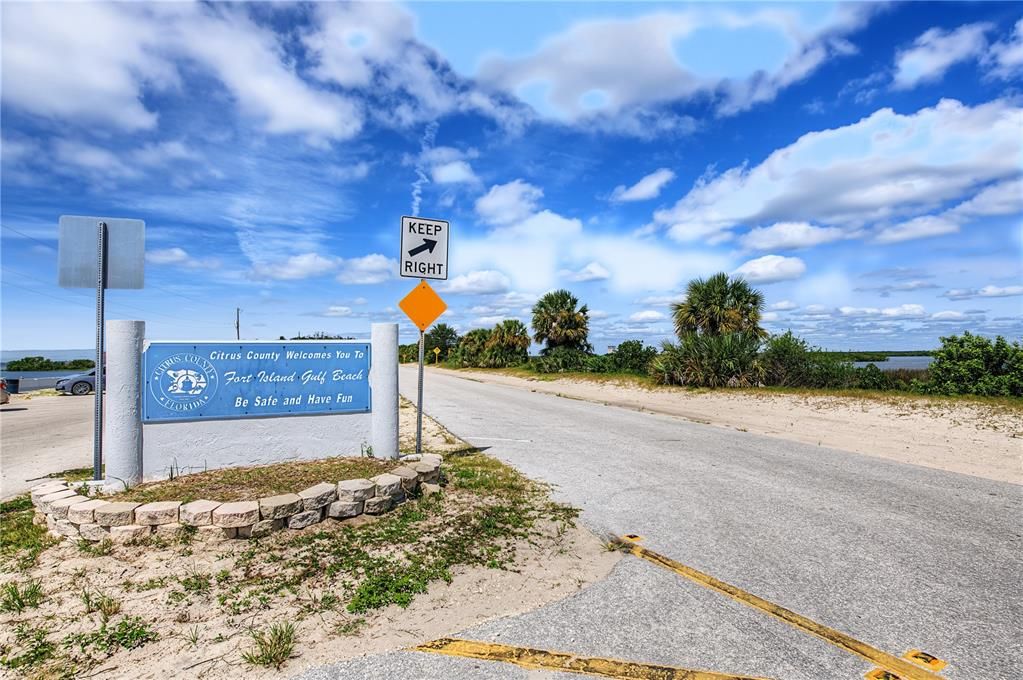 На продажу: $99,900 (0.22 acres)