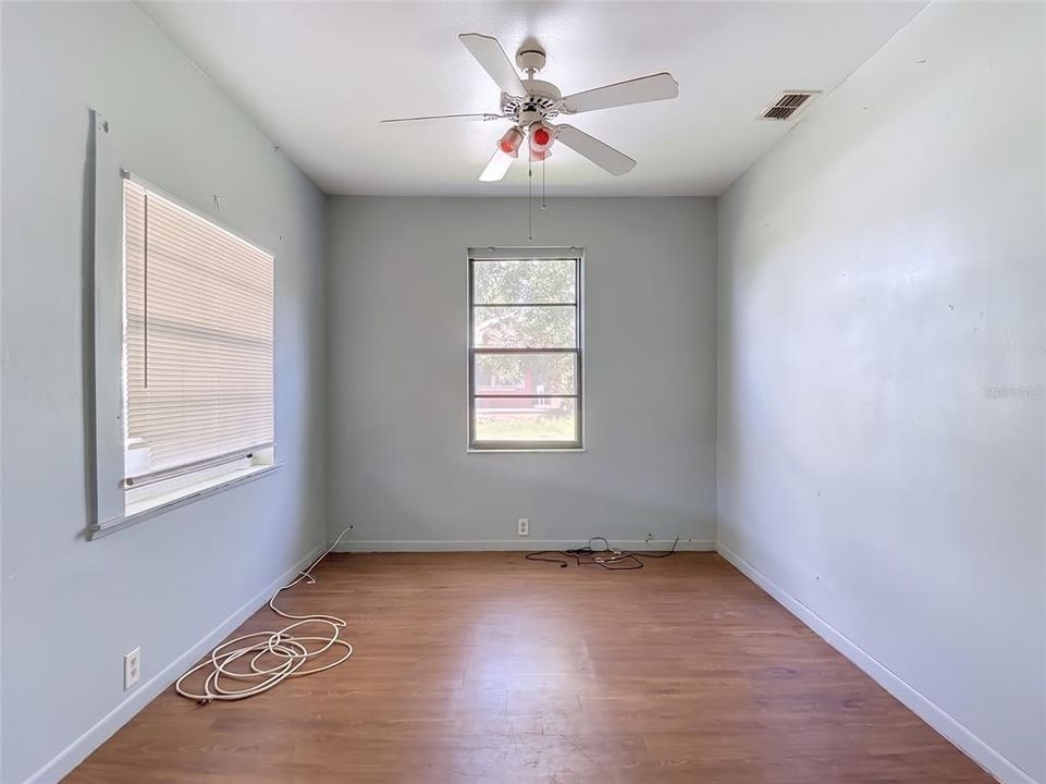 For Sale: $175,000 (3 beds, 1 baths, 936 Square Feet)