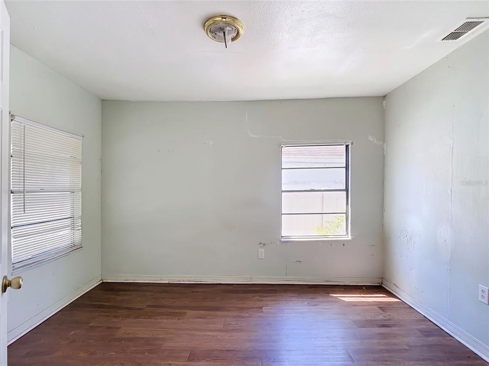 For Sale: $175,000 (3 beds, 1 baths, 936 Square Feet)