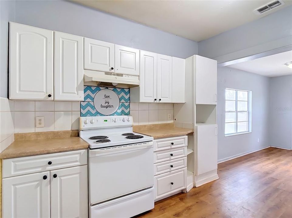 For Sale: $175,000 (3 beds, 1 baths, 936 Square Feet)