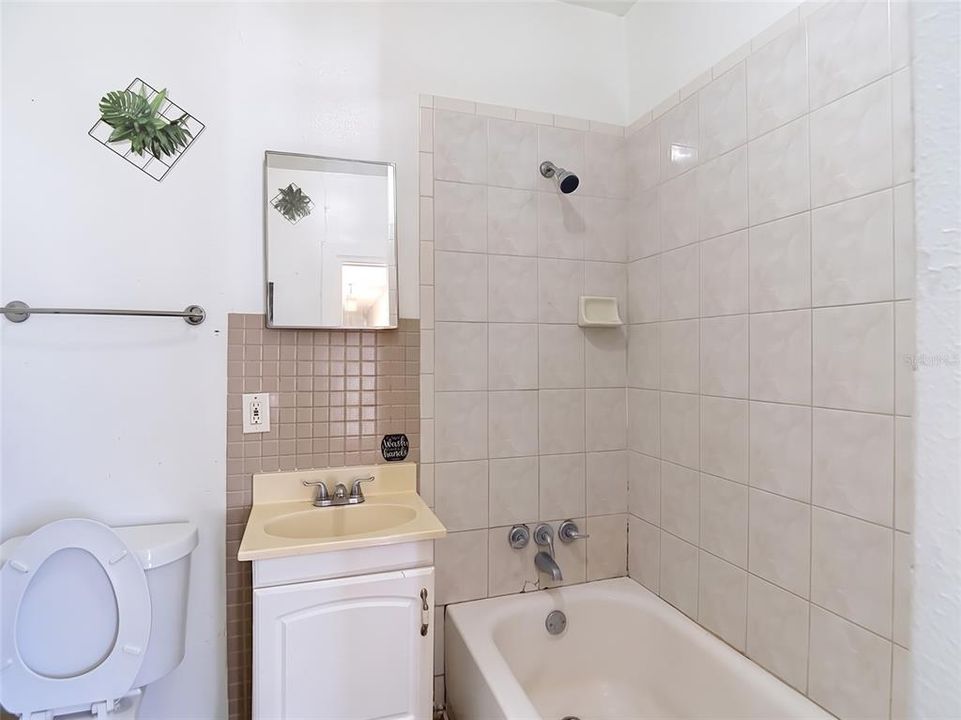 For Sale: $175,000 (3 beds, 1 baths, 936 Square Feet)