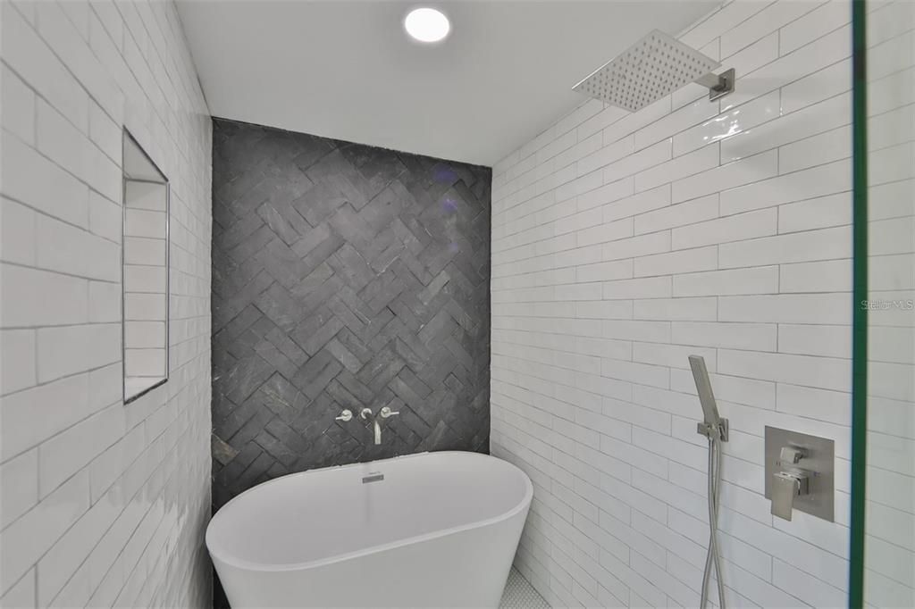 На продажу: $349,900 (2 спален, 1 ванн, 1004 Квадратных фут)