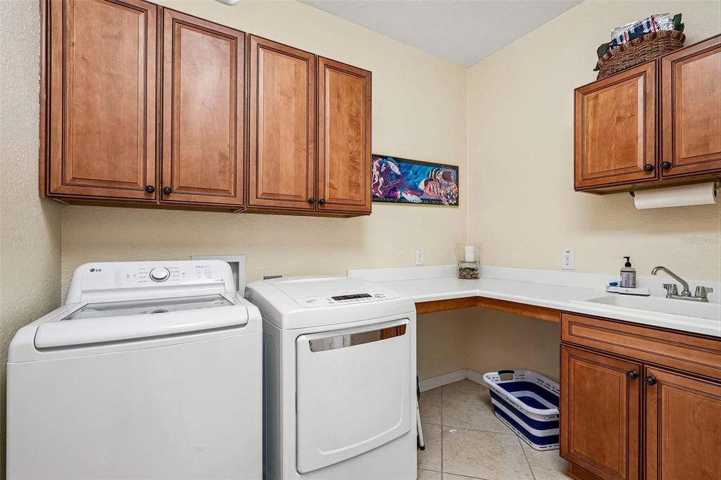 For Sale: $409,900 (2 beds, 2 baths, 2024 Square Feet)