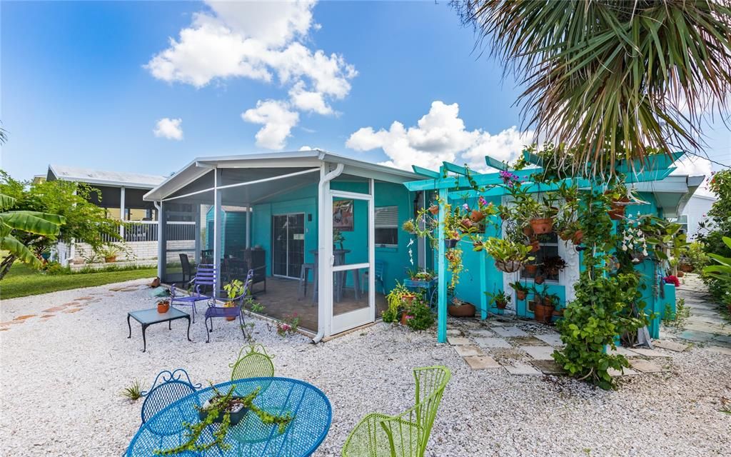 For Sale: $469,000 (2 beds, 2 baths, 1036 Square Feet)