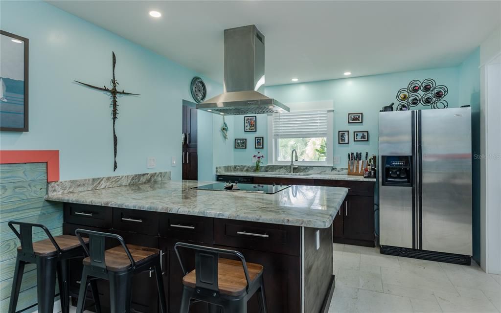 For Sale: $469,000 (2 beds, 2 baths, 1036 Square Feet)