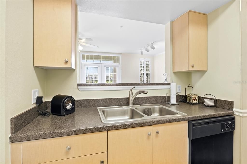 For Sale: $299,997 (2 beds, 2 baths, 1032 Square Feet)