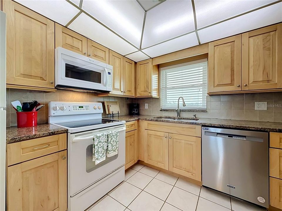 На продажу: $227,999 (2 спален, 2 ванн, 1100 Квадратных фут)