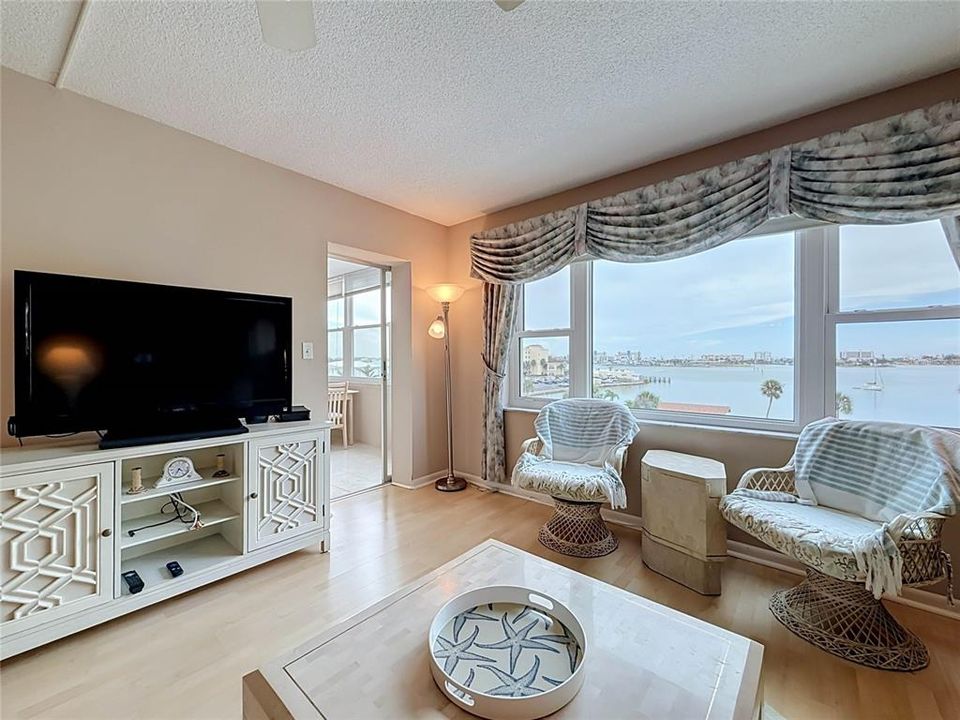 На продажу: $227,999 (2 спален, 2 ванн, 1100 Квадратных фут)