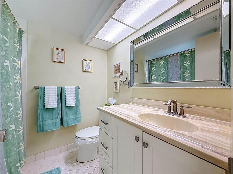 На продажу: $227,999 (2 спален, 2 ванн, 1100 Квадратных фут)